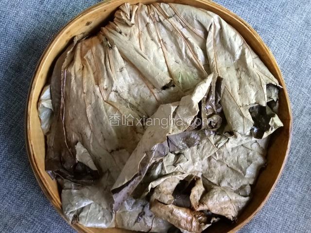 用荷叶包好上锅隔水蒸半小时。