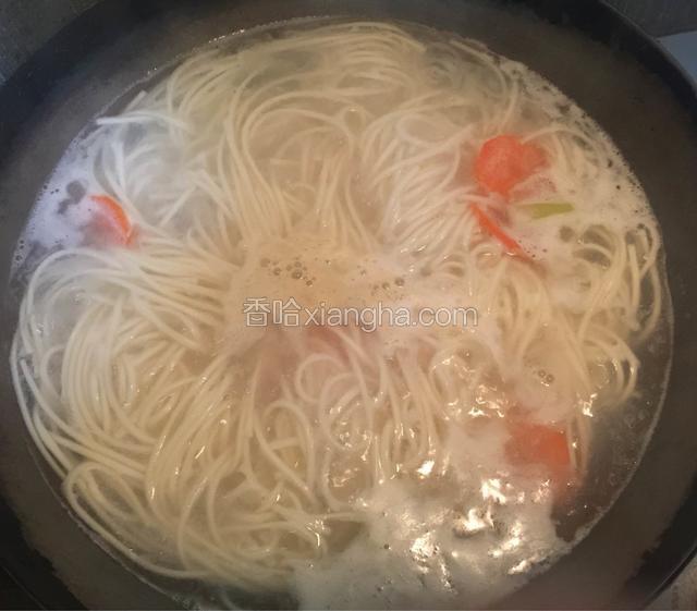 放入胡萝卜片，加入适量盐调味，胡萝片煮熟后淋入适量香油即可关火。
