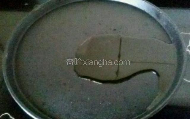 铁板放在气灶上加热，然后放适量花生油。