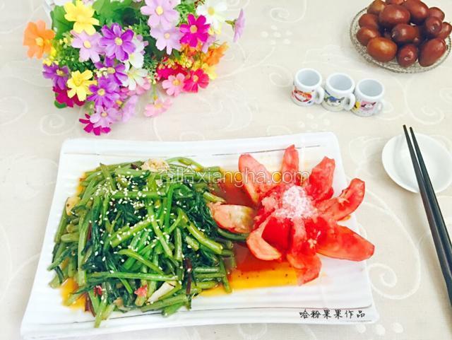 盘子调头再来一张，西红柿上面放点糖，腌制一会可以食用噢，不仅起到装饰作用，关键还可以吃嘿嘿