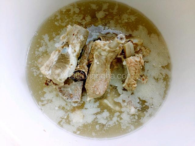 砂锅中加入排骨汤（冰箱里冷藏的）下入煎炸好的排骨。