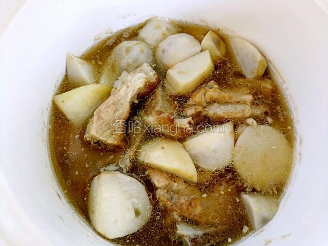 排骨香芋熟了加盐，鸡精即可。