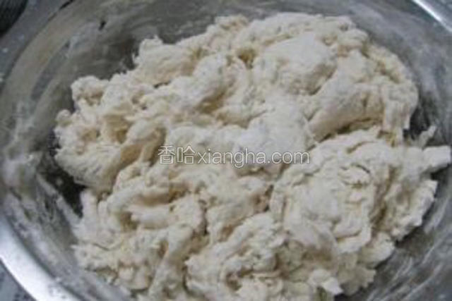 高筋面粉加适量温水揉搓；