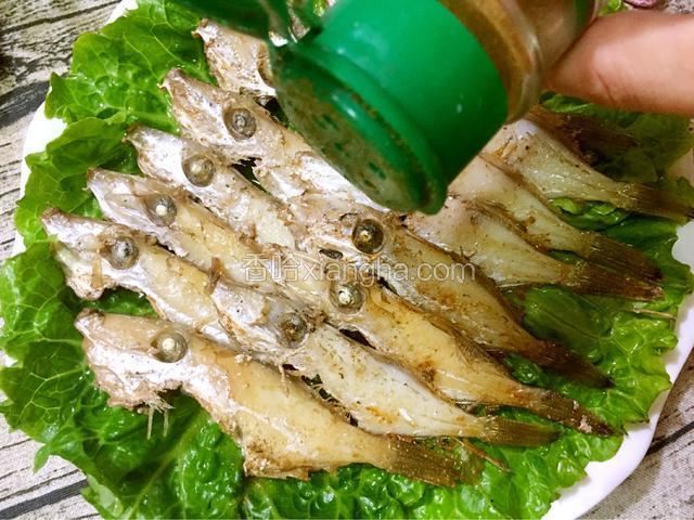 放入盘中，趁热撒上椒盐粉即可食用