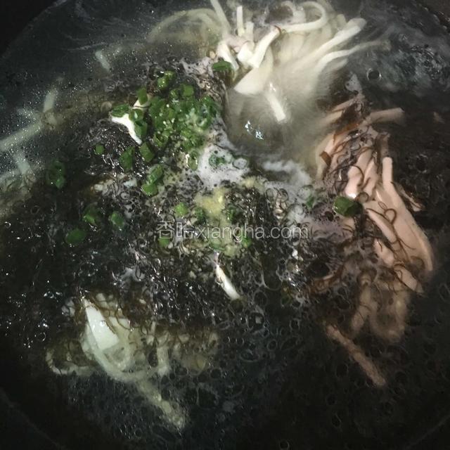 待水烧开煮一分钟再倒入生粉水，鸡精，葱花即可！