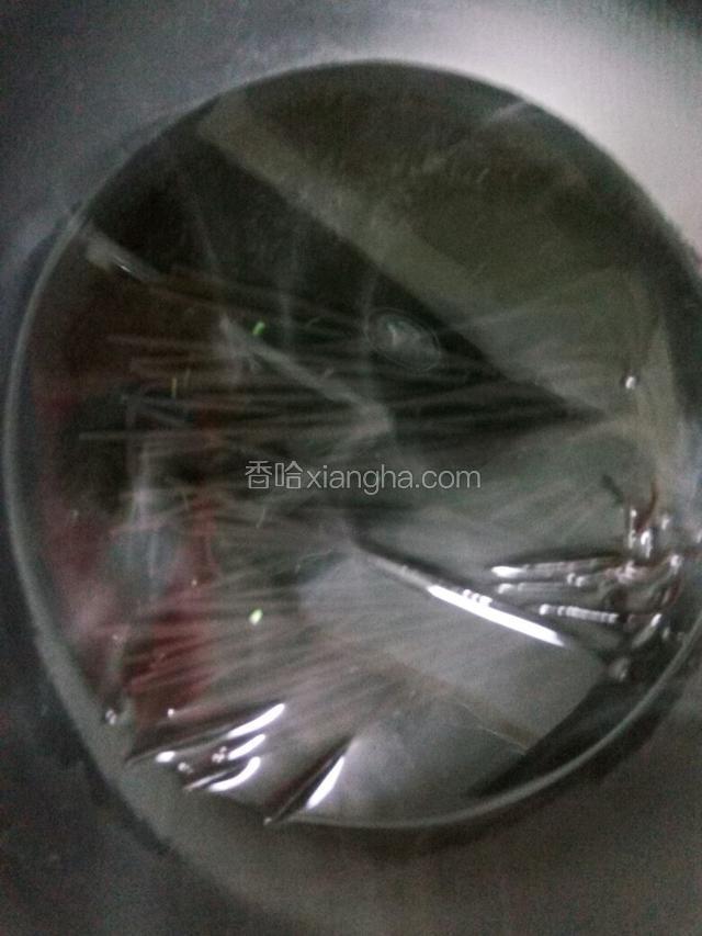 锅内继续添水蕨根粉下入锅内煮，煮至变软，大概7，8分钟左右。