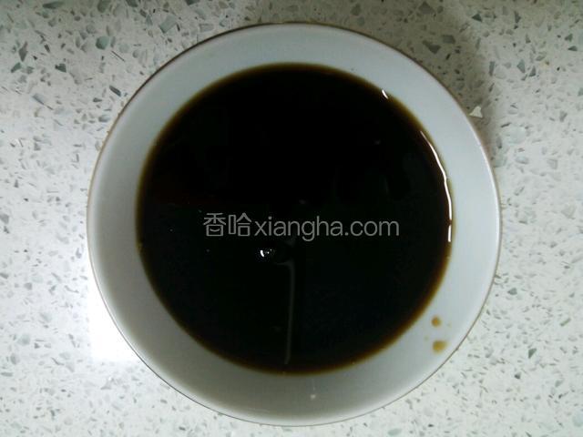 调汁，碗内加入盐、糖  、生抽、香油、珍选捞汁搅拌均匀。