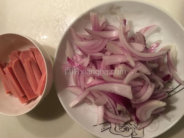 洋葱切丝，火腿切成条状