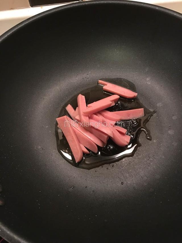 热锅下油，先炒香火腿