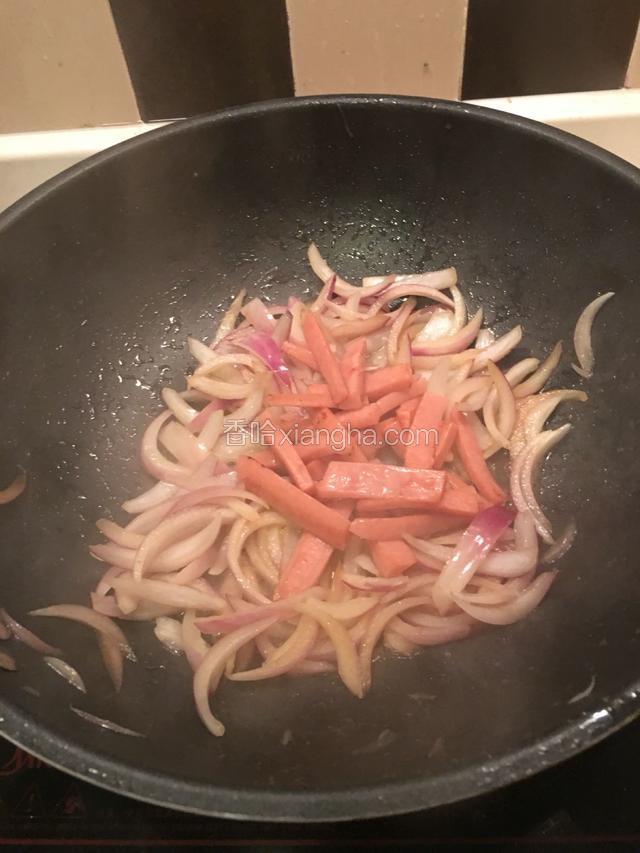 洋葱炒至断生后，倒火腿一起翻炒熟，