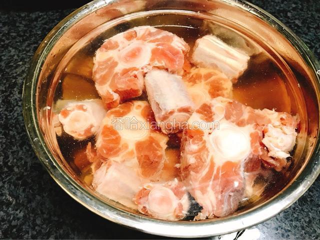 牛尾浸泡一小时去血水。