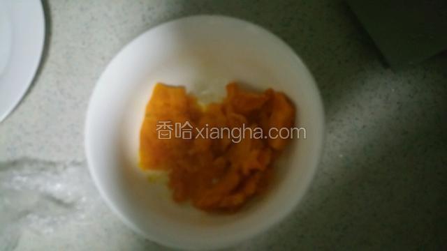 南瓜放入碗中盖保鲜膜放入微波炉加热3分钟左右熟烂即可