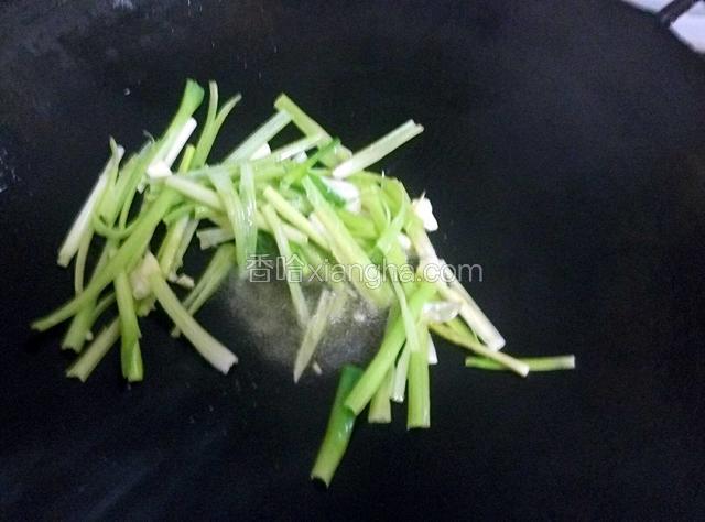 起油锅，爆香蒜末，倒入芹菜和大蒜段炒香，加盐调味。