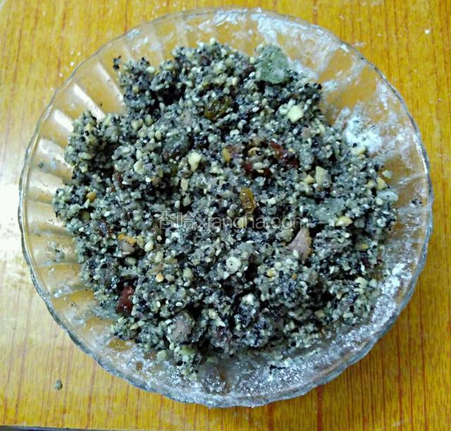 把馅料搅拌均匀,慢慢少量加糯米粉直到可以揉成团