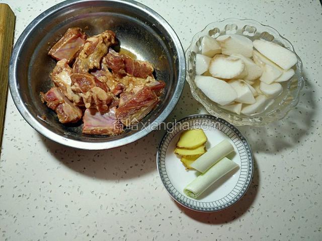 排骨洗净血水沥干，用生抽料酒腌制10分钟；山药去皮后切滚刀块，泡在清水里；生姜葱段备好；所有食材待用