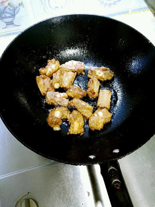 热锅热油，煸一下排骨，至排骨变金黄即可