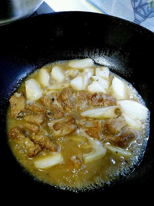 煎好的山药倒进排骨中，加一勺蚝油，继续小火慢炖半小时，待排骨酥烂、山药软烂、汤汁浓稠便可出锅了