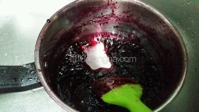 当煮至汁收干一半时调小火，继续煮至用锅铲在锅底划一下留痕，这样蓝莓酱煮好了