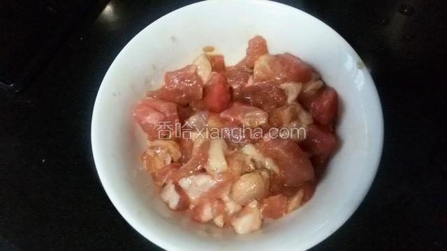 把羊肉切丁，放酱油淀粉腌制10分钟。