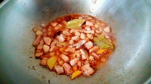 羊肉和佐料都炒出香料后放盐和酱油煸炒一下，再放入番茄酱煸炒，也可以放西红柿。