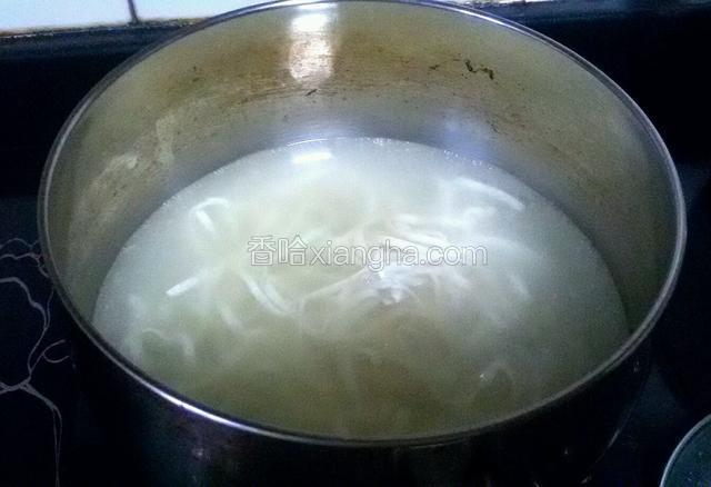 另起锅煮面条。