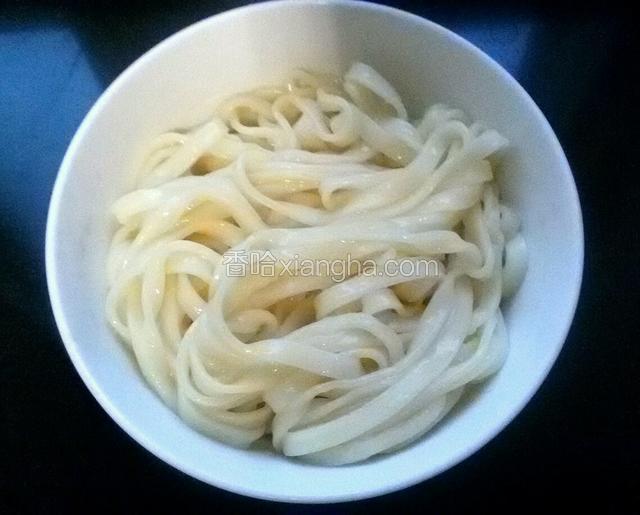 然后捞在碗中。