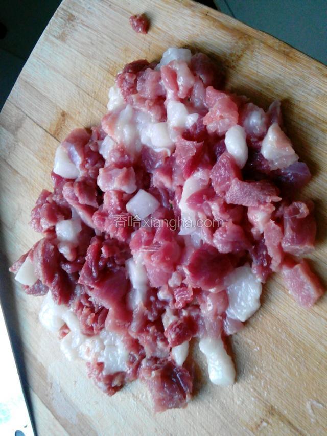 肉洗干净去皮先切成小块