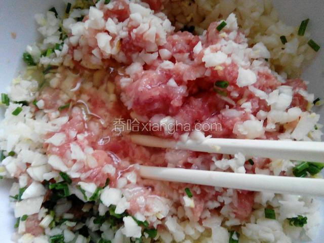 接着加入少许盐、少许料酒、生抽、胡椒粉、一点香油