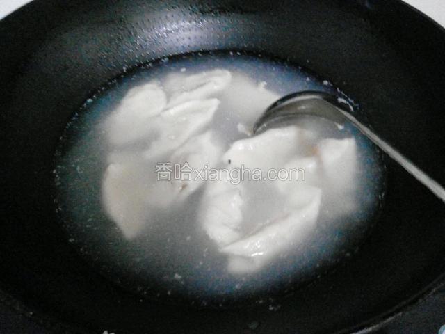 锅内水烧开放入饺子，等水再开时煮一会关火