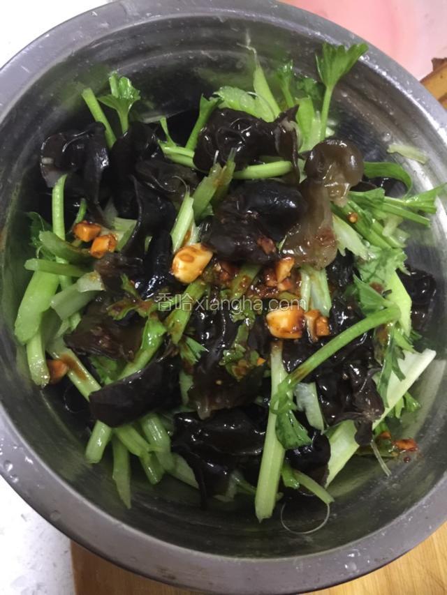 倒在一起凉拌均匀即可