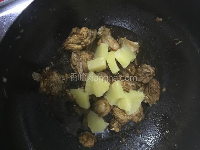 ➕菠萝➕水➕大蒜.翻炒大火烧开.小火慢炖收汤即可