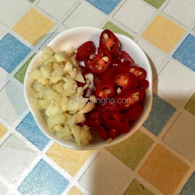 大蒜子切碎，红尖椒洗净切成圈