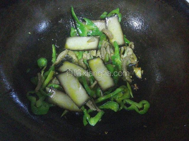 放入肉丝翻炒几下