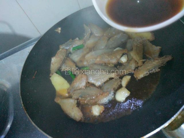 再下酱油蚝油鸡精水下去焖煮