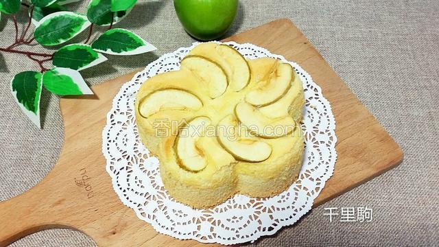 脱模后~青苹果戚风蛋糕美美哒~