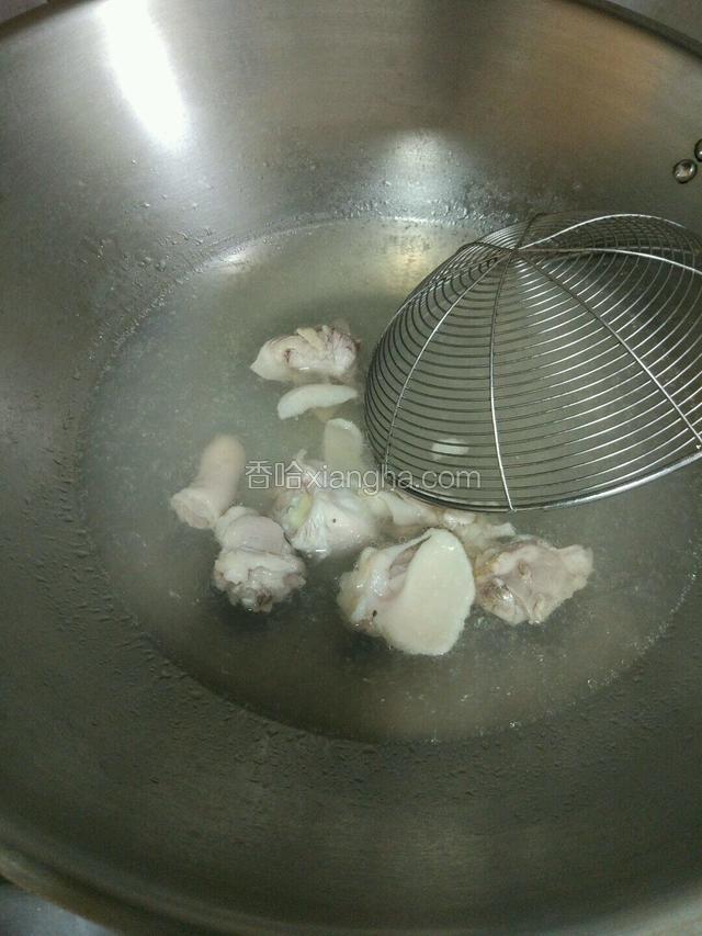 鸡肉放入开水焯几下！去除血腥味！