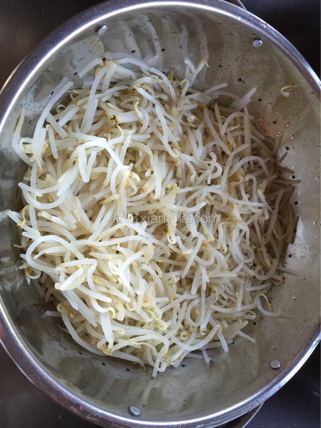 将豆芽菜捞出用凉水冲洗。这样豆芽更爽口。
