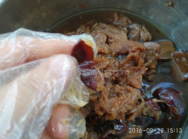 放凉，带一次性手套，把枣核和枣皮去掉。