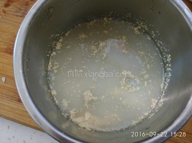 酵母用少量温水化开,倒入枣泥中。