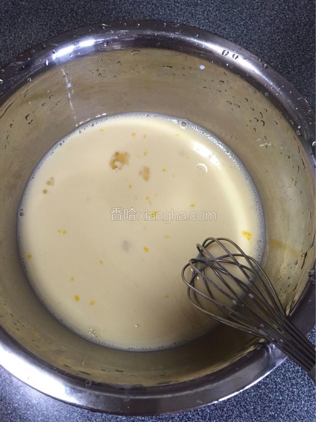 鸡蛋牛奶打匀至糖溶化