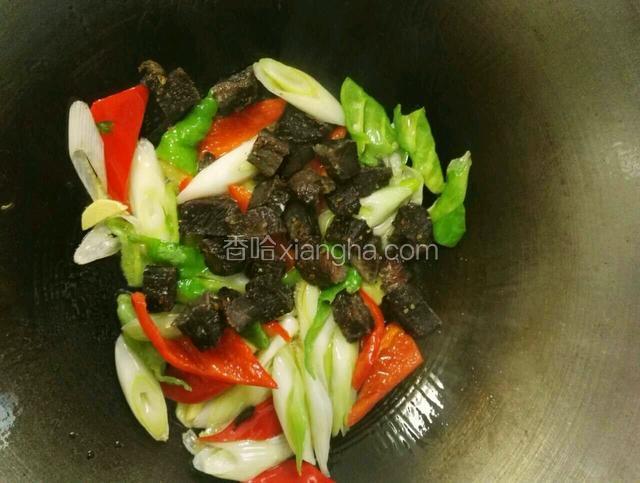 接着加入牛肉干改大火快速翻炒一下，10秒即可。