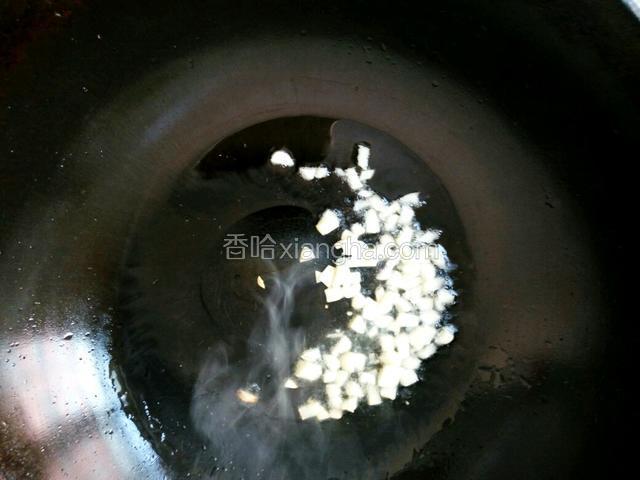 油热放蒜丁
