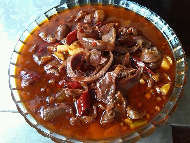 
魔芋鸭胗连汤倒在豆芽上