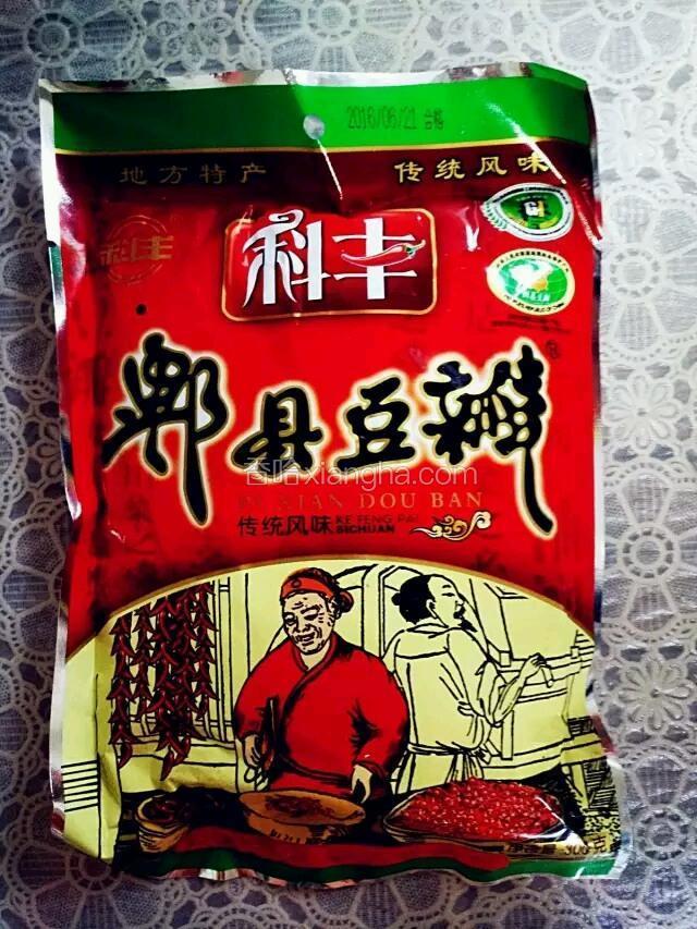 郫县豆瓣酱，一般超市或者批发市场都有卖。
这是配料里的重头戏。