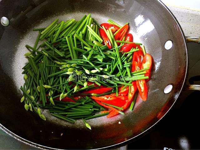 接着放韭菜花炒。