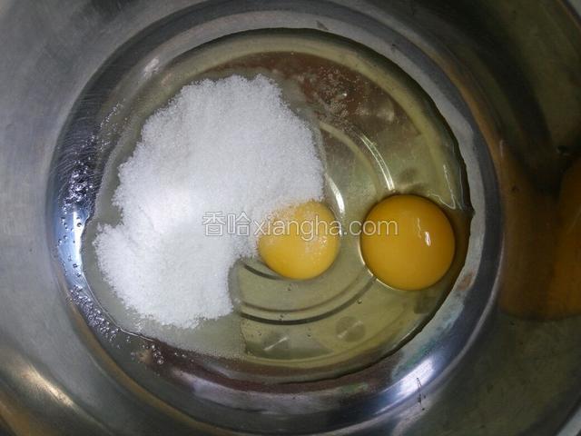 鸡蛋放入无水无油的盆子，加入糖打发