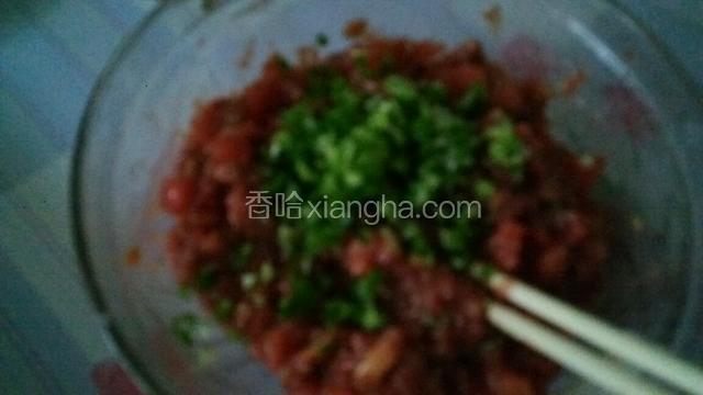 最后再把香葱末放里搅拌待用
