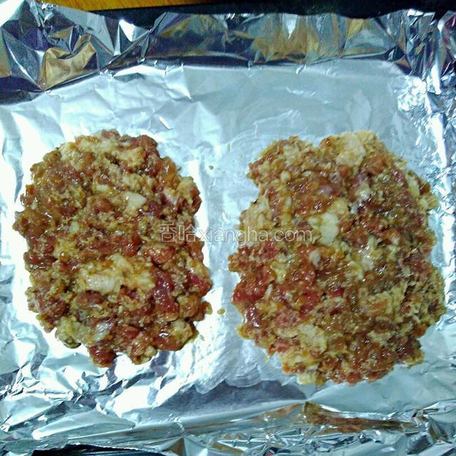 烤盘铺好锡纸:锡纸刷上层花生油:在把肉平铺好在锡纸上