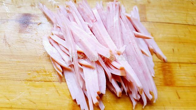 火腿切丝然后剁碎！