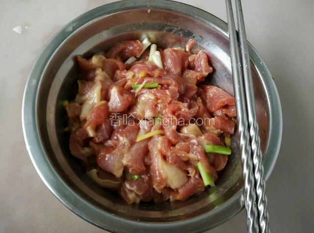 猪肉切成薄片，放入适量的生抽，耗油，生粉，姜，葱头，白酒及盐，腌制15分钟